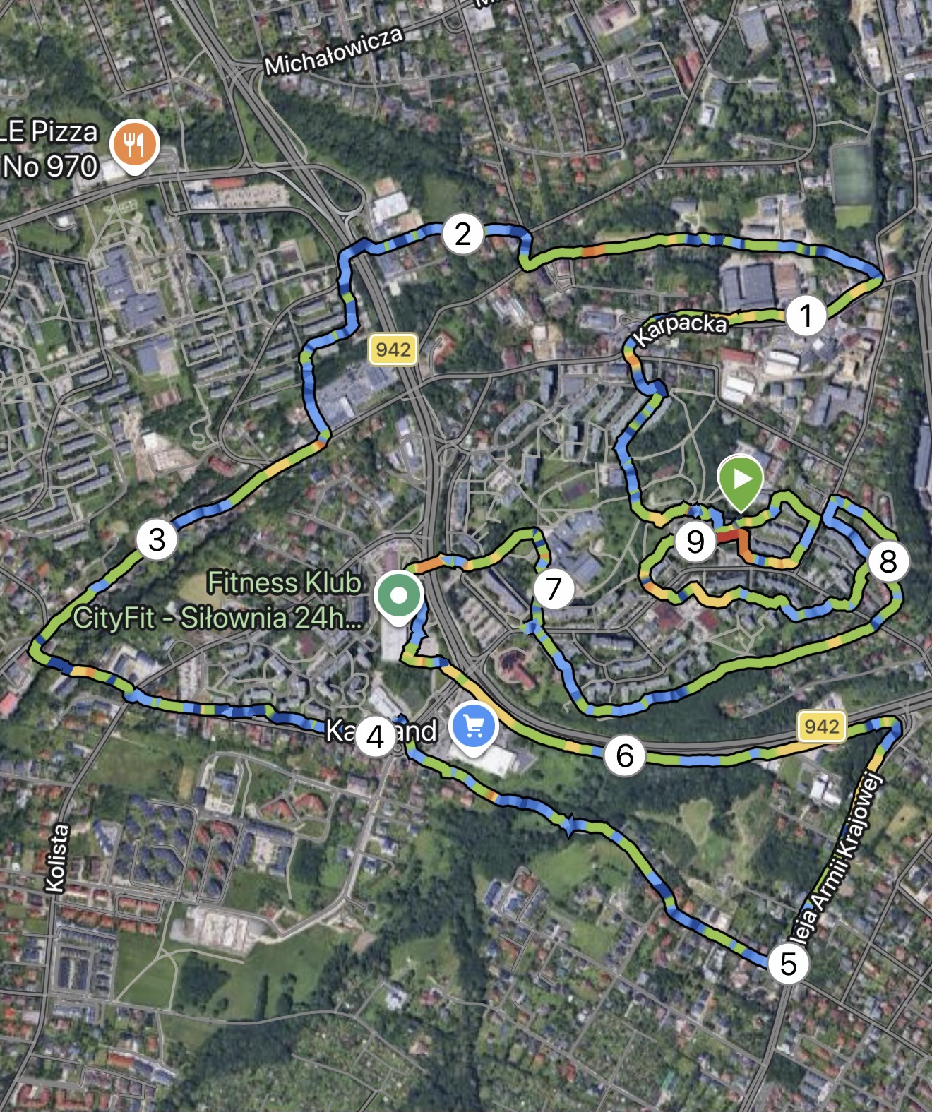 <h1>Lany poniedziałek 2026 – ponad 10 km spaceru, mokry Paco i dzień tylko dla nas</h1> <p><strong>Lany poniedziałek 2026</strong> nie przywitał nas już tak idealną pogodą jak dzień wcześniej.</p> <p>Po słonecznej i wręcz perfekcyjnej niedzieli wielkanocnej przyszło lekkie ochłodzenie, więcej chmur i zdecydowanie mniej przyjemna aura.</p> <p>Ale jedno było pewne od samego początku.</p> <p>Spacer musiał być 🐾</p> <p>Bo <strong>lany poniedziałek 2026</strong> bez spaceru z psem… to po prostu się nie liczy.</p> <h2>Ponad 10 km mimo gorszej pogody 🌥️</h2> <p>Może nie było aż tak rekordowo jak w niedzielę.</p> <p>Jeśli jeszcze nie widzieliście jak wyglądała niedziela, to koniecznie nadróbcie:</p> <p>👉 <a href="https://przygodypaco.pl/niedziela-wielkanocna-2026-spacer-z-psem/" target="_blank">Niedziela wielkanocna 2026 – 15 km spaceru z psem</a></p> <p>Tam było wszystko – rzeka, słońce i ponad 15 km w łapkach.</p> <p><strong>Lany poniedziałek 2026</strong> był spokojniejszy, ale nadal bardzo konkretny.</p> <p>Ponad 2 godziny spaceru i ponad 10 km w łapkach to wynik, którego nie trzeba się wstydzić.</p> <p>To dalej solidna dawka ruchu zarówno dla psa, jak i dla człowieka.</p> <p>Co więcej – taki spacer w święta ma zupełnie inny klimat niż standardowe wyjście w tygodniu.</p> <p>Jest ciszej. Spokojniej. Mniej ludzi.</p> <p>I można naprawdę złapać oddech.</p> <h2>Mniej atrakcji, więcej węszenia 🐶</h2> <p>Tym razem trasa była trochę inna niż dzień wcześniej.</p> <p>Nie było rzeki.</p> <p>Nie było wodospadu.</p> <p>Nie było aż tylu widoków.</p> <p>Ale był lasek.</p> <p>I było mnóstwo nowych zapachów.</p> <p>A jak wiadomo – dla psa to jest absolutna podstawa dobrego spaceru.</p> <p><strong>Lany poniedziałek 2026</strong> był bardziej spokojny, ale jednocześnie bardziej „psim” spacerem.</p> <p>Paco mógł robić to, co lubi najbardziej:</p> <ul> <li>✔ węszyć,</li> <li>✔ eksplorować nowe miejsca,</li> <li>✔ sprawdzać każdy krzak i każdą ścieżkę.</li> </ul> <p>Nowe zapachy to dla psa coś więcej niż tylko ciekawostka.</p> <p>To sposób poznawania świata.</p> <p>Dlatego mimo braku „atrakcji wizualnych”, ten spacer był dla Paco naprawdę wartościowy.</p> <h2>Czy Paco był mokry? 😅</h2> <p>No i teraz najważniejsze pytanie tego dnia.</p> <p>Czy Paco był mokry w lany poniedziałek?</p> <p>Odpowiedź brzmi:</p> <p>👉 tak.</p> <p>Ale nie przez śmigus-dyngus.</p> <p>Tylko przez coś znacznie gorszego z jego perspektywy 😄</p> <p>👉 czesanie.</p> <p>I pielęgnację sierści.</p> <p><strong>Lany poniedziałek 2026</strong> zamienił się częściowo w dzień SPA… którego Paco zdecydowanie nie zamawiał.</p> <h2>Paco vs szczotka 🐾</h2> <p>Szczerze mówiąc – Paco nie przepada za czesaniem.</p> <p>Nie jest to jego ulubiona aktywność.</p> <p>Gdyby miał wybór…</p> <p>👉 czesanie czy pryskanie odżywką</p> <p>to wybrałby czesanie.</p> <p>A i tak byłby niezadowolony.</p> <p>Tym razem jednak nie było wyboru.</p> <p>Było wszystko:</p> <ul> <li>✔ szczotka,</li> <li>✔ dokładne wyczesywanie,</li> <li>✔ odżywka arganowa.</li> </ul> <p>I choć efekt końcowy był świetny…</p> <p>Paco miał na ten temat zupełnie inne zdanie.</p> <h2>Efekt? Piękny pies… i chaos w domu 😂</h2> <p>Nie da się ukryć – po takim zabiegu Paco wygląda świetnie.</p> <p>Jego sierść jest miękka, puszysta i naprawdę lśniąca.</p> <p>To ten moment, kiedy każdy mówi:</p> <p>👉 „jaki piękny pies!”</p> <p>A Paco?</p> <p>No właśnie…</p> <p>On odbiera to trochę inaczej 😄</p> <p><strong>Lany poniedziałek 2026</strong> zakończył się klasycznym scenariuszem:</p> <ul> <li>🏃 gonitwa po mieszkaniu,</li> <li>🛋️ tarzanie się na kanapie,</li> <li>😄 próba „powrotu do naturalnego stanu”.</li> </ul> <p>To taki jego sposób na „odkręcenie” całej pielęgnacji.</p> <p>I ciężko mu się dziwić.</p> <h2>A co z wielkanocnym koszykiem? 🐰</h2> <p>Święta to nie tylko spacery i pielęgnacja.</p> <p>Paco miał też swój wyjątkowy moment wcześniej.</p> <p>👉 <a href="https://przygodypaco.pl/wielkanocny-koszyk-dla-psa/" target="_blank">Wielkanocny koszyk dla psa – co znalazł Paco?</a></p> <p>Jeśli jeszcze nie widzieliście tego wpisu – warto nadrobić.</p> <p>Bo tam dopiero widać prawdziwą radość psa 😄</p> <p>Mały spoiler:</p> <p>zajączek wygrał wszystko 🐰</p> <h2>Największy plus? Czas razem ❤️</h2> <p>Jedno trzeba powiedzieć jasno.</p> <p>Największym plusem tego dnia nie był spacer.</p> <p>Nie była pogoda.</p> <p>Nie były nawet zapachy.</p> <p>Najważniejsze było jedno.</p> <p>👉 czas razem.</p> <p><strong>Lany poniedziałek 2026</strong> był dniem, który Paco spędził w całości ze swoim człowiekiem.</p> <p>I to robi największą różnicę.</p> <h2>Kontrast do niedzieli</h2> <p>Niestety niedziela wyglądała trochę inaczej.</p> <p>Po spacerze Patryk musiał iść na rodzinny obiad.</p> <p>A Paco został w domu.</p> <p>Nie jest to jego ulubiona opcja.</p> <p>Ale po 15 km spaceru był tak zmęczony, że większość czasu po prostu przespał.</p> <p>I jakoś to minęło.</p> <p>Mimo wszystko wiadomo jedno.</p> <p>Paco woli, kiedy jego człowiek jest obok.</p> <h2>Czy każdy lany poniedziałek powinien tak wyglądać? 🤔</h2> <p>Szczerze?</p> <p>Zdecydowanie tak.</p> <p><strong>Lany poniedziałek 2026</strong> pokazał, że święta nie muszą oznaczać tylko siedzenia przy stole.</p> <p>Mogą oznaczać:</p> <ul> <li>🐶 wspólny czas z psem,</li> <li>🚶 długi spacer,</li> <li>🌿 kontakt z naturą.</li> </ul> <p>I to jest zdecydowanie lepsza wersja świąt.</p> <h2>Podsumowanie</h2> <p><strong>Lany poniedziałek 2026</strong> to:</p> <ul> <li>✔ ponad 10 km spaceru,</li> <li>✔ ponad 2 godziny ruchu,</li> <li>✔ spokojniejsza trasa,</li> <li>✔ dużo węszenia,</li> <li>✔ obowiązkowe czesanie 😅</li> </ul> <p>I przede wszystkim:</p> <p>👉 cały dzień razem 🐾</p> <p>A to dla Paco znaczy najwięcej.</p> <h2>FAQ – lany poniedziałek 2026</h2> <p><strong>👉 Czy warto iść na spacer w lany poniedziałek?</strong><br> Tak – nawet przy gorszej pogodzie spacer to świetny sposób na aktywność z psem.</p> <p><strong>👉 Ile km spaceru to dużo?</strong><br> 10 km to solidny dystans – warto dopasować go do kondycji psa.</p> <p><strong>👉 Czy pies lubi czesanie?</strong><br> To zależy – większość psów nie przepada za tym, ale odpowiednia pielęgnacja jest bardzo ważna.</p>